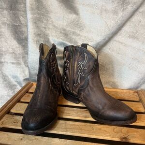 Circle G Women's Embroidered Tobacco Distressed Leather Booties. Round Toe. 8M